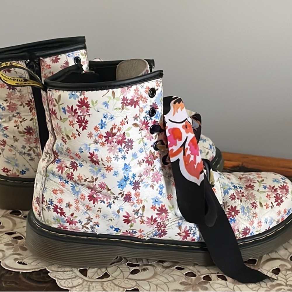 Rare Dr Martens Delaney Floral Boots - Picture 3 of 10